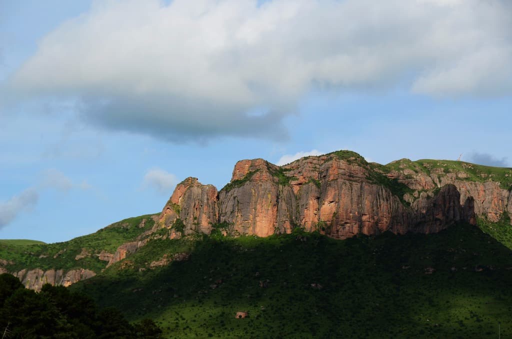 Montagne Rouge (Hongshi Ya / Red Rock Cliff)